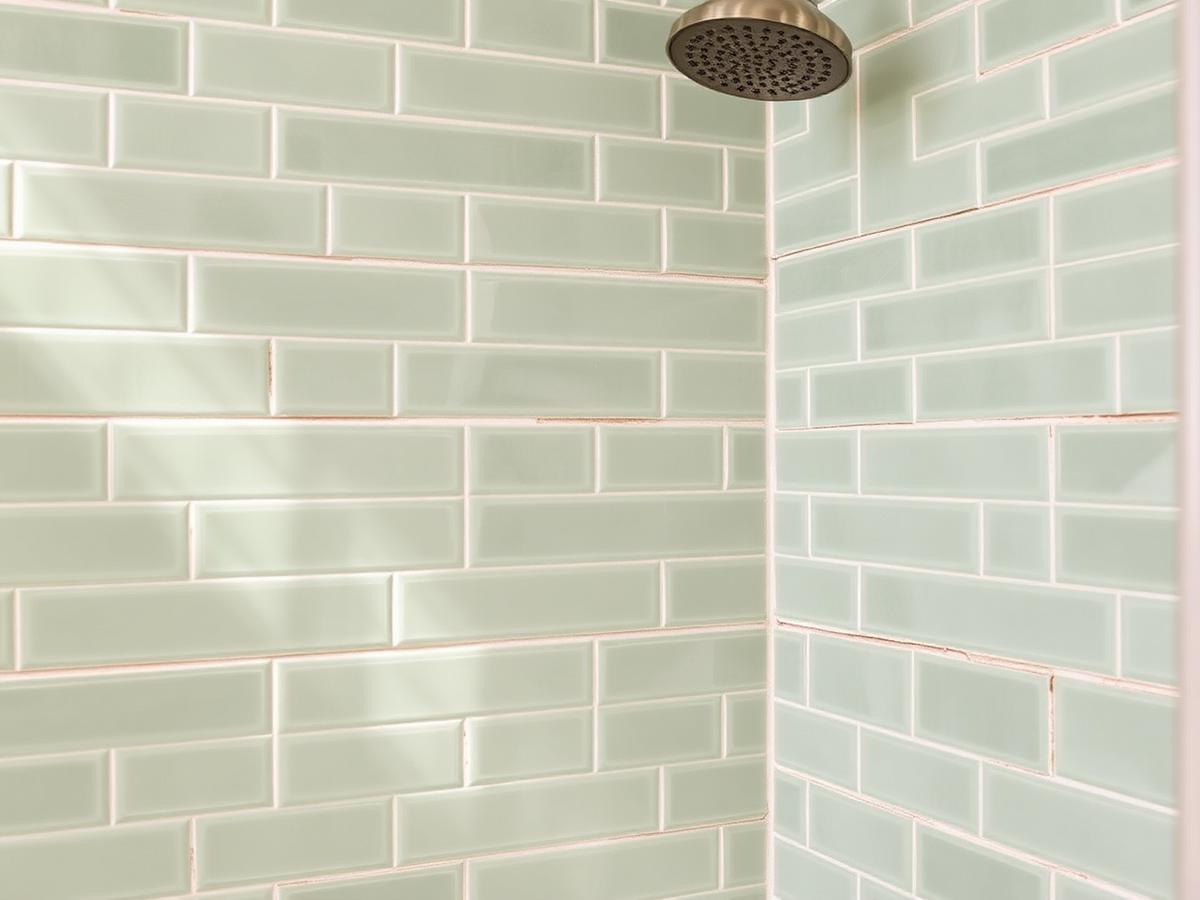 Tiled walk-in shower with a large-format stone-look wall and a recessed niche